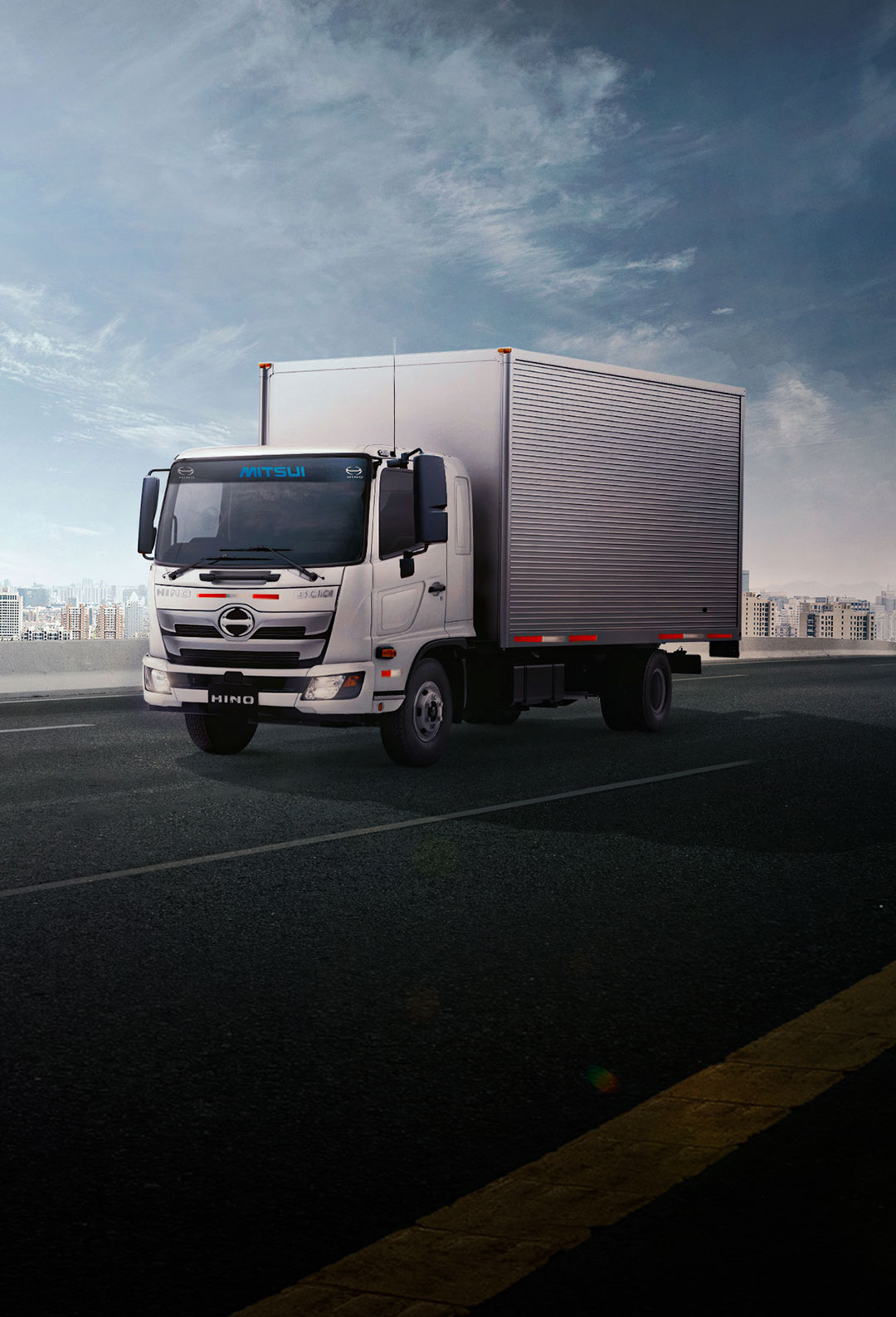 Hino FD, furgón recorriendo una carretera desde chiclayo