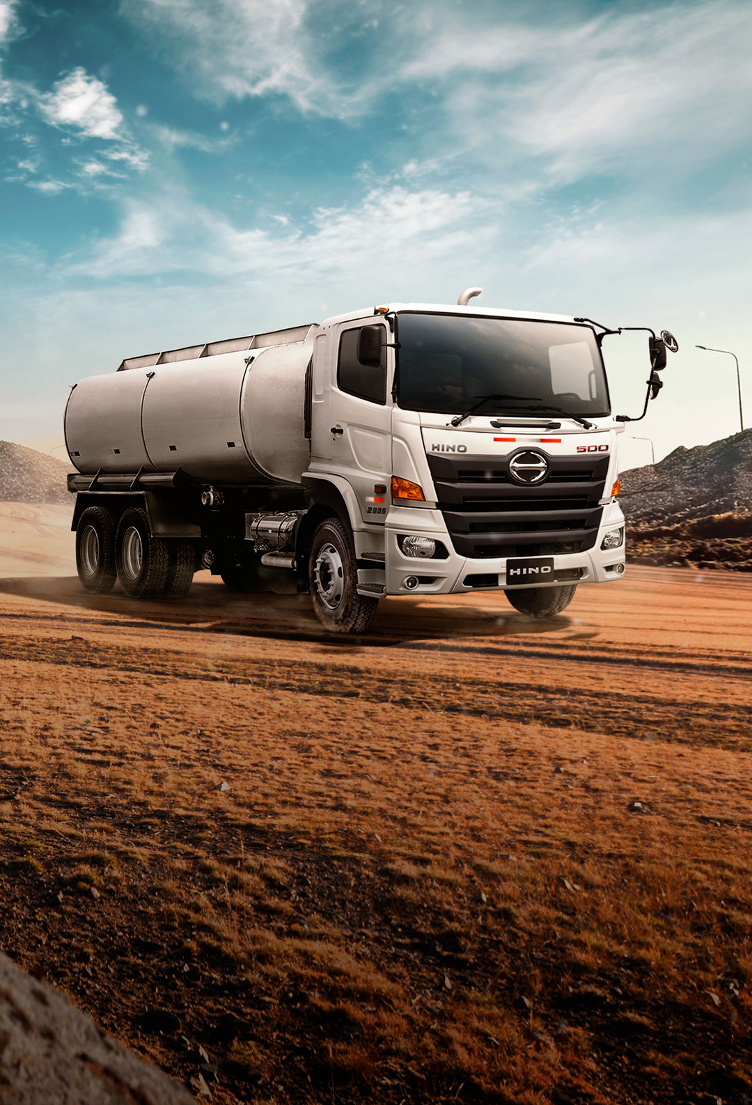 Camión FM largo tipo cisterna, de gasolina cruzando el desierto costero del Perú