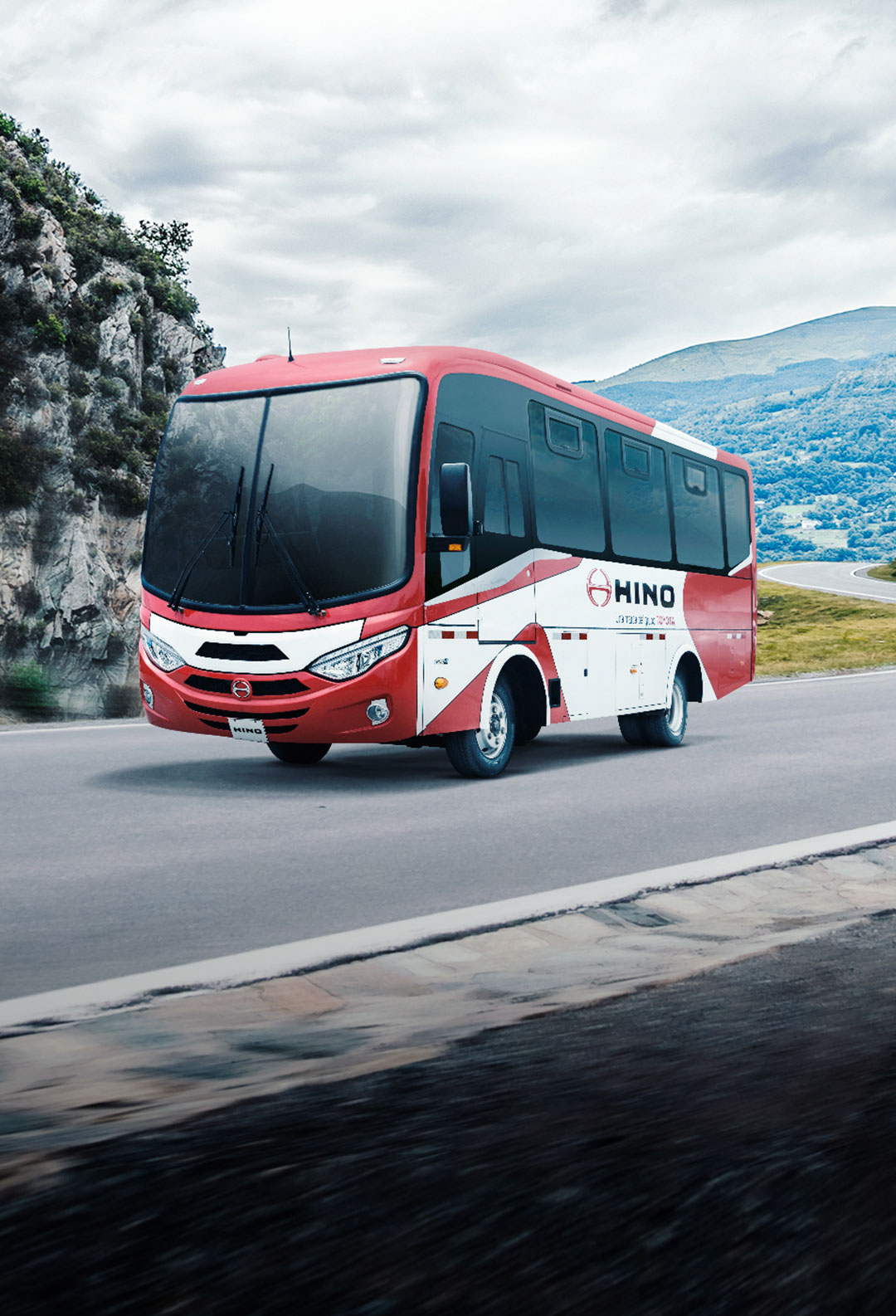 HIno GB bus cruzando cerca a las montañas de Machupichu