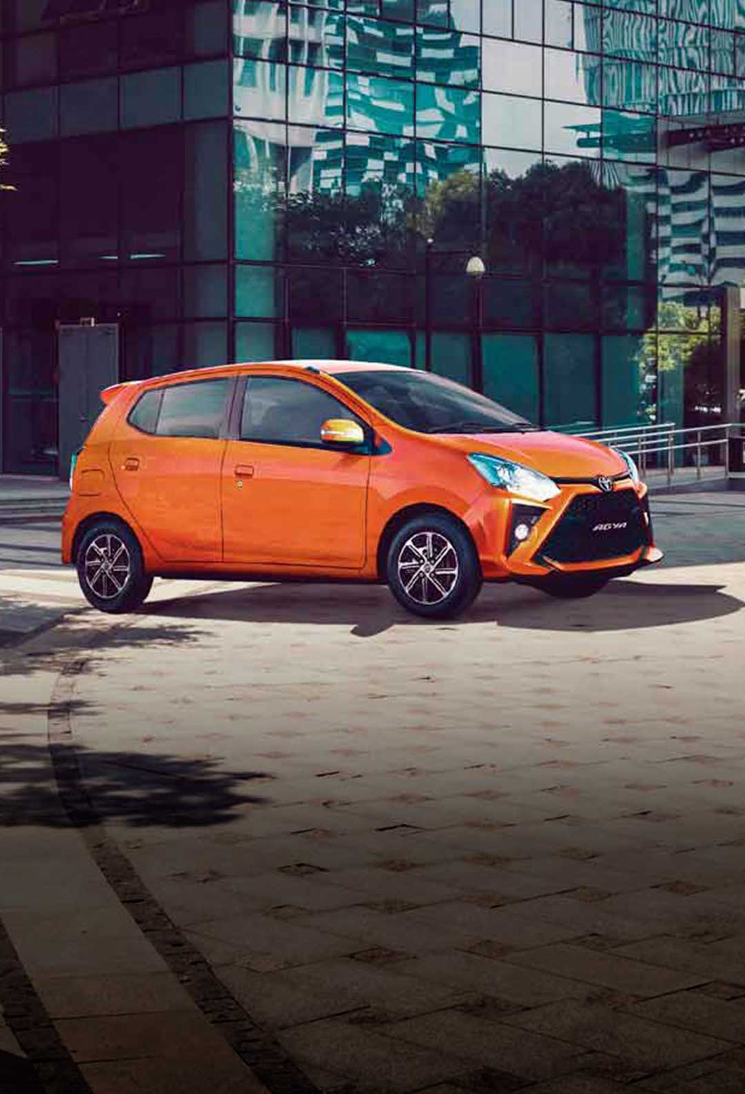 Toyota Agya, de color naranja listo para un paseo_Mobile