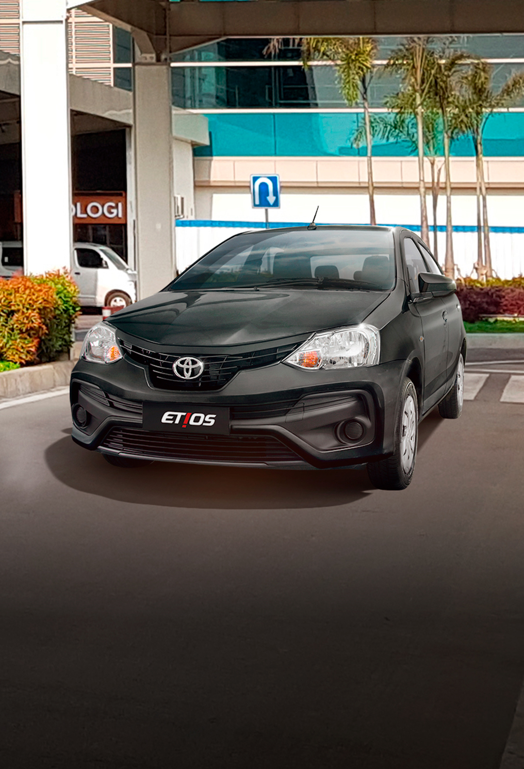 Un Toyota sedán Etios saliendo del Concesionario_Mobile