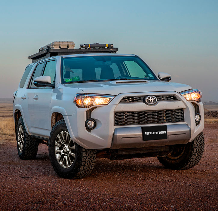 4Runner en un atardecer en el desierto