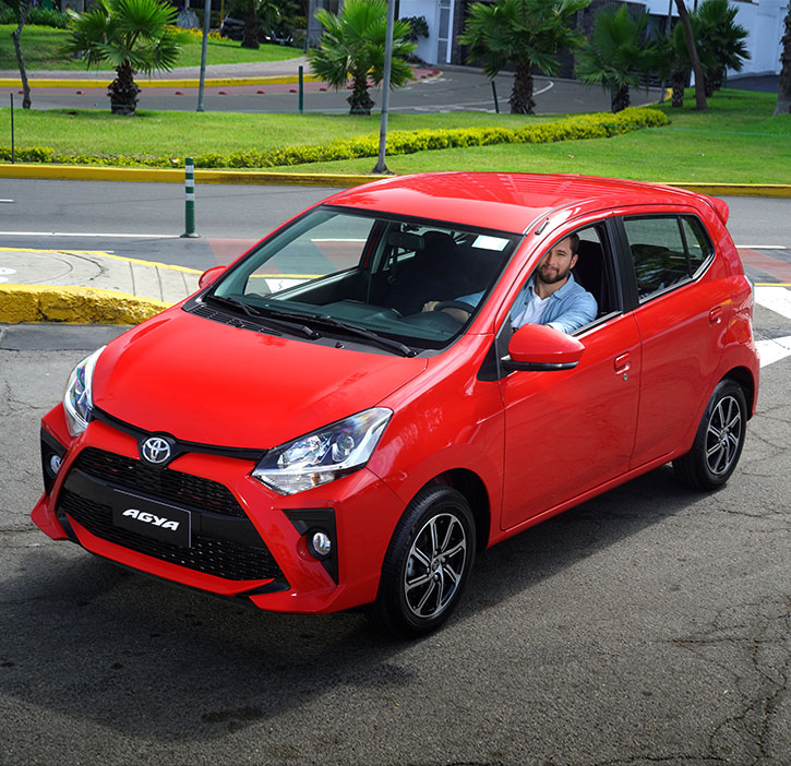 El agya tiene un diseño deportivo y mas de color rojo