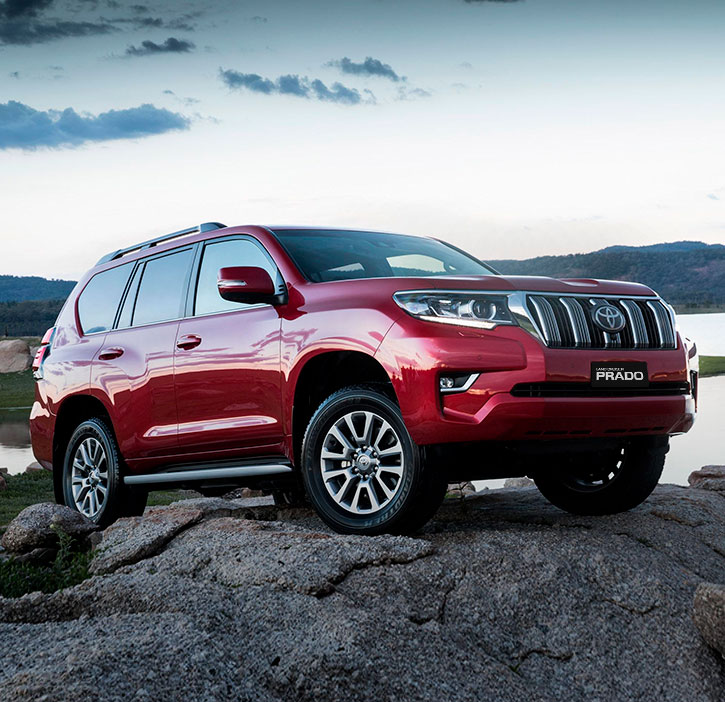 Land Cruiser Prado roja de perfil