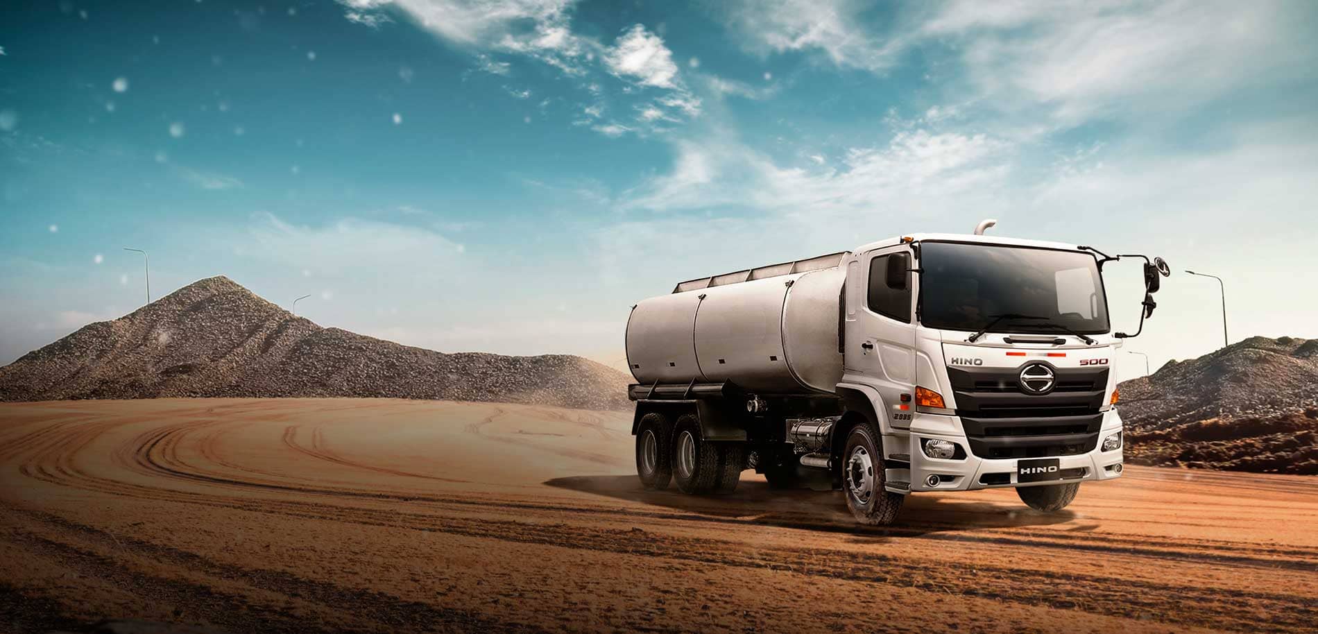 Camión cisterna atravesando caminos retadores en Perú es un Hino Fm largo de 19.6 Toneladas