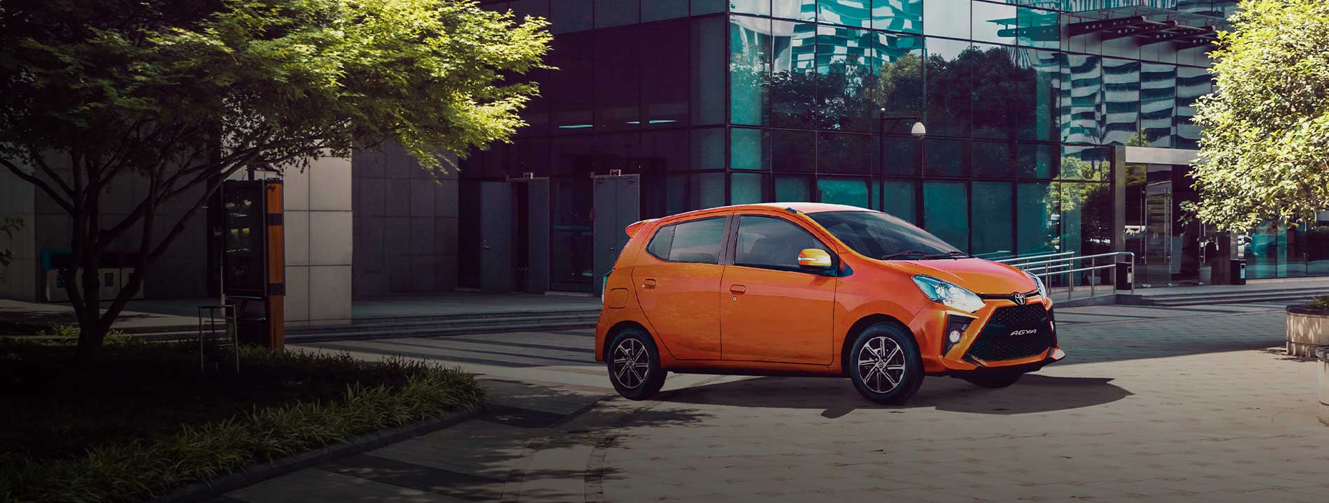 Toyota Agya para Perú en Mitsui, color naranja metalizado