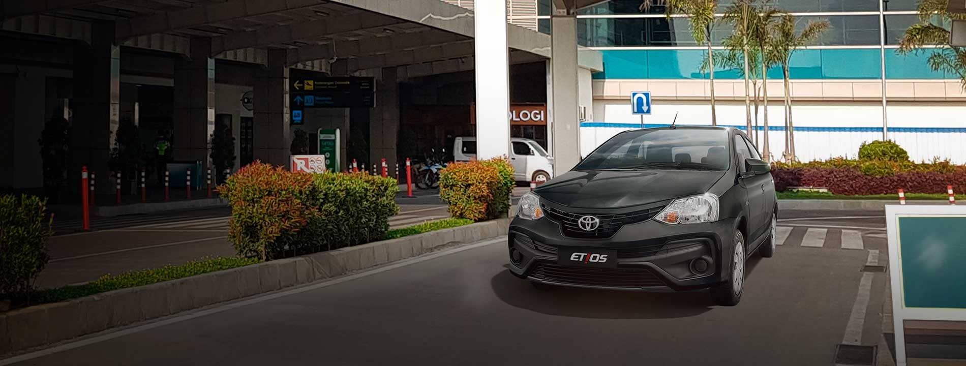 Un Toyota  sedán Etios  nuevo saliendo del Concesionario mobile, ¡un sedán nuevo te espera! 