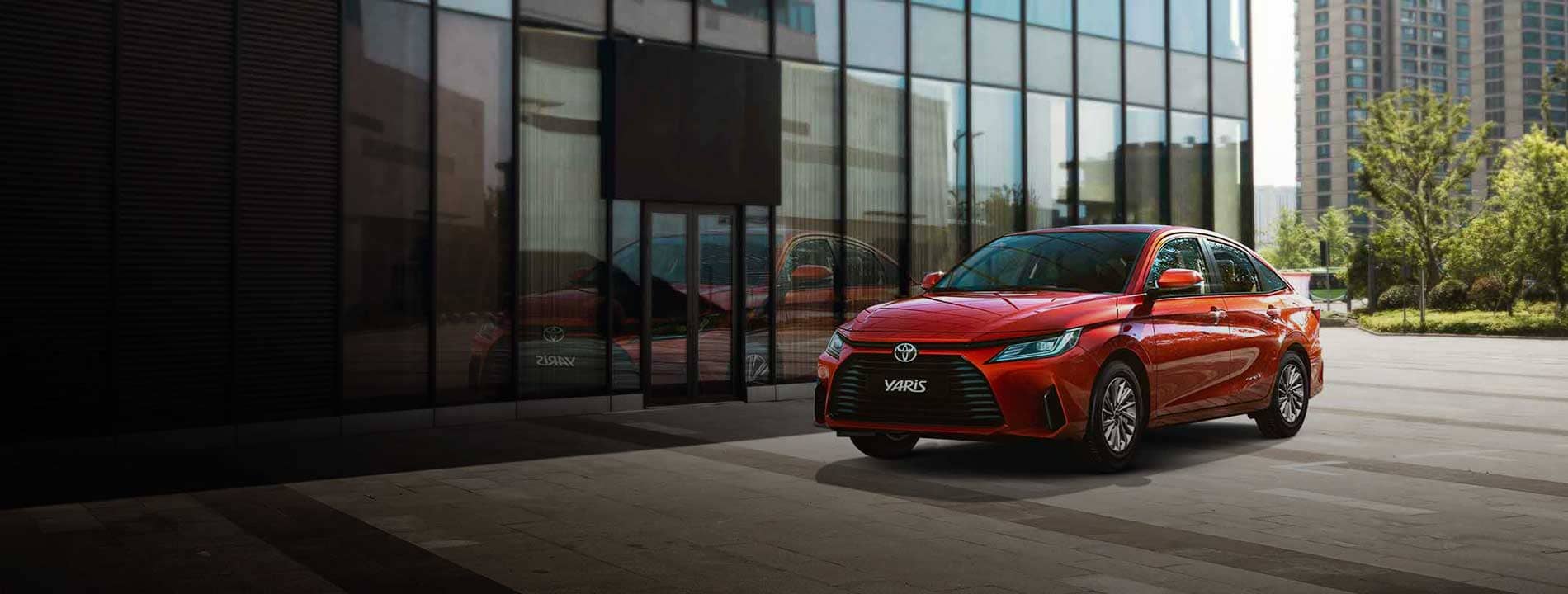 Yaris sedán hibrido de Toyota encuéntralo en Mitsui y mas carros para recorrer las calles de Perú