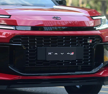 Parrilla frontal deportiva con emblema GR de la Toyota RAV4 GR-Sport