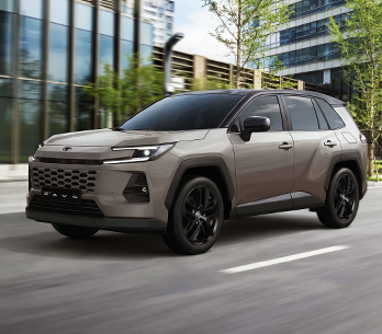 Toyota RAV4 híbrida en vista frontal mostrando su nueva silueta