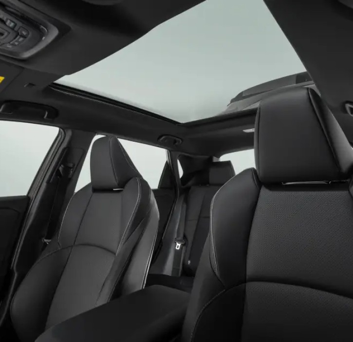 Interior de la Toyota bZ4X con techo panorámico y dos filas de asientos