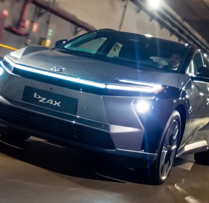 Toyota bZ4X 100% eléctrica en movimiento con sus faros LED encendidos