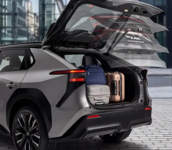 Toyota bZ4X: maletera eléctrica con kick open