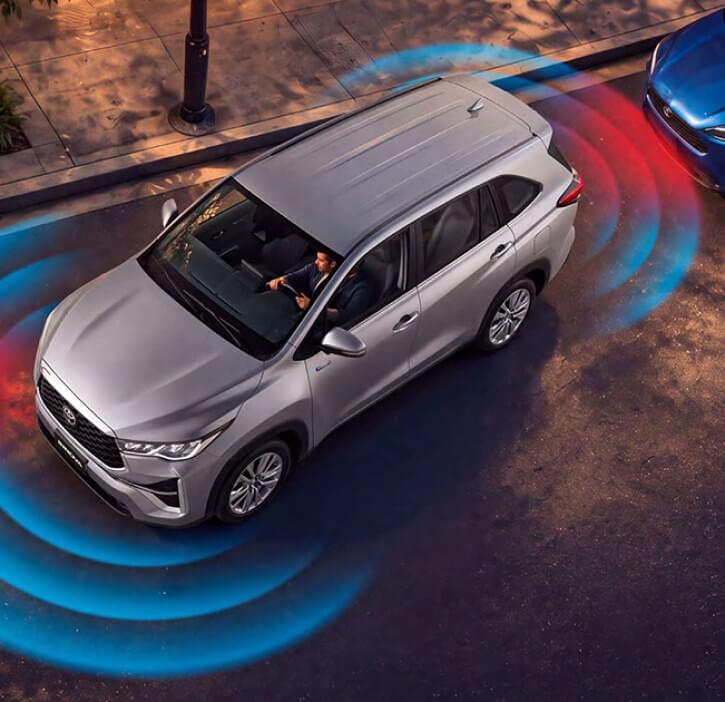 Toyota Innova híbrida estacionando con sus sensores de proximidad